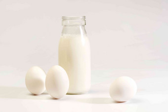 玻璃瓶牛奶和鸡蛋氛围摄影