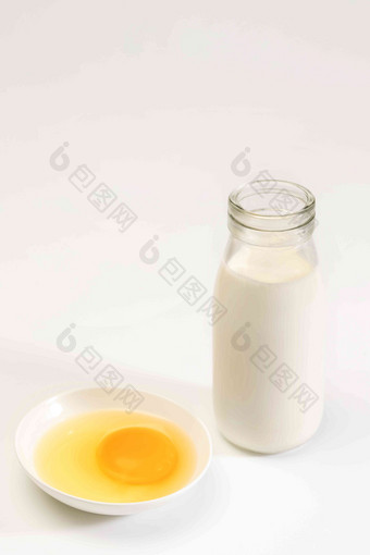 玻璃瓶牛奶和鸡蛋选择对焦健康生活方式高质量场景