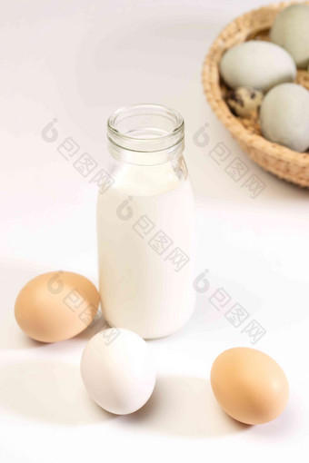 玻璃瓶牛奶和蛋类鸡蛋写实相片
