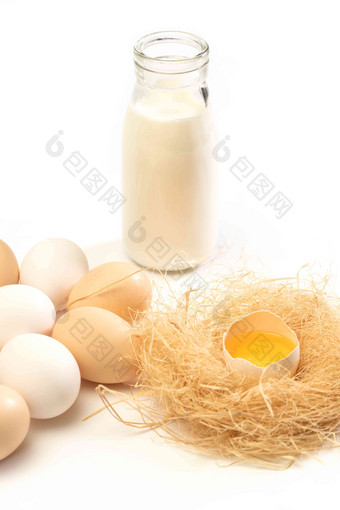 玻璃瓶<strong>牛奶</strong>和鸡窝里的鸡蛋食品摄影图