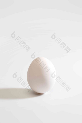 白色背景下的一个鸡蛋