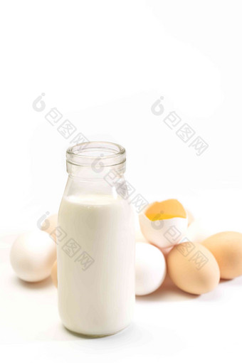 玻璃瓶牛奶和鸡蛋破碎的高清摄影