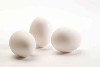 白色背景下的三个鸡蛋