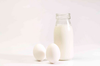 玻璃瓶牛奶和鸡蛋彩色图片写实照片