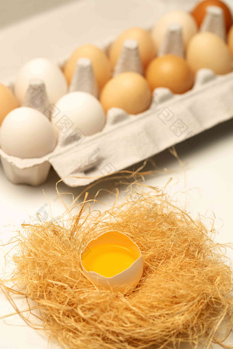 一盒完整的鸡蛋和巢里破碎的鸡蛋