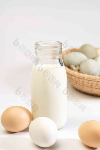 玻璃瓶牛奶和蛋类食物状态高清摄影图