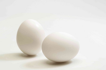 白色背景下的两个鸡蛋