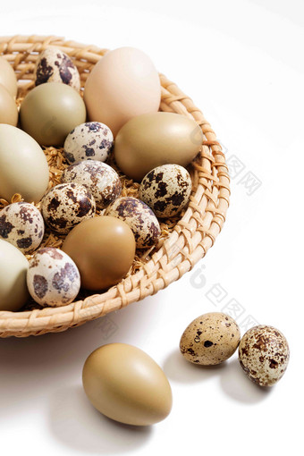 一筐鸡蛋鸭蛋鹌鹑蛋选择对焦健康生活方式高清照片