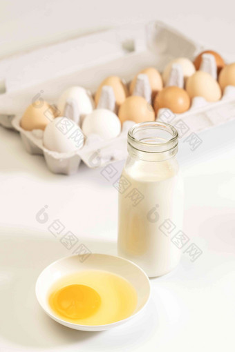 健康食材鸡蛋和牛奶成一排清晰相片