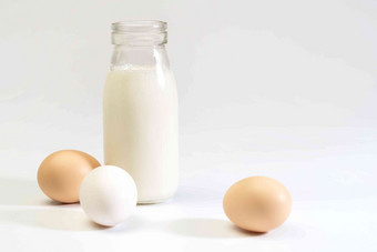 玻璃瓶牛奶和鸡蛋食品写实照片