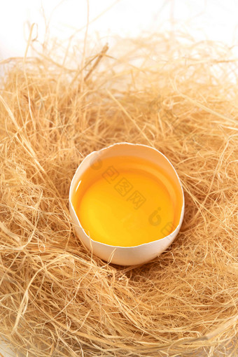 草窝里的鸡蛋黄黄色摄影图