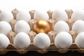 一盒鸡蛋中的金蛋蛋高清摄影图