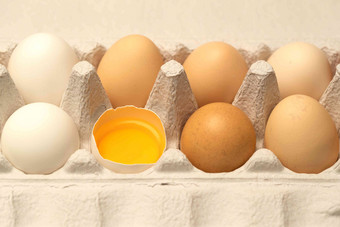 一盒完整的鸡蛋和一个破碎的鸡蛋有机食品清晰相片