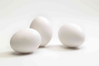 白色背景下的三个鸡蛋丰富高端场景