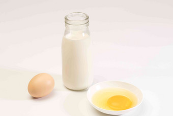 营养早餐<strong>鸡蛋</strong>和牛奶奶制品氛围相片