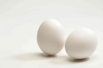白色背景下的两个鸡蛋摄影照片