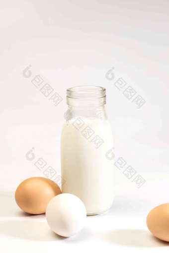 玻璃瓶牛奶和鸡蛋圆形高端照片