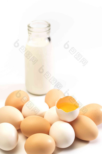 鸡蛋和玻璃瓶牛奶纯净清晰场景