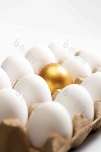 一盒鸡蛋中的金蛋棚拍高清摄影