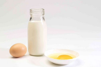 营养早餐鸡蛋和牛奶背景分离拍摄