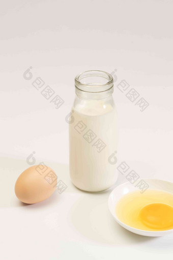 营养早餐鸡蛋和牛奶纯净高清相片