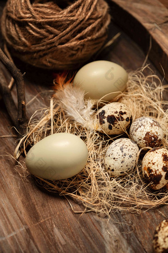 木板上的鸡蛋和鹌鹑蛋摄影高清场景