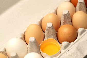 一盒完整的鸡蛋和一个破碎的鸡蛋选择对焦健康生活方式清晰相片