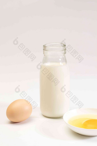 营养早餐鸡蛋和牛奶黄色高端影相