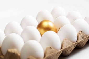 一盒鸡蛋中的金蛋黄金清晰拍摄