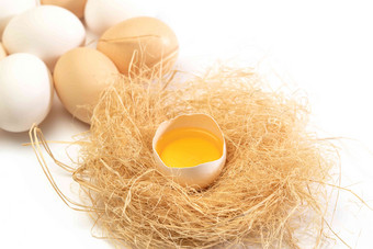 完整的鸡蛋和巢里破碎的鸡蛋食物状态场景