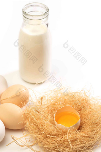 玻璃瓶牛奶和鸡窝里的鸡蛋健康食品高质量照片
