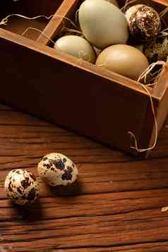 木格容器里的蛋和桌子上的鹌鹑蛋