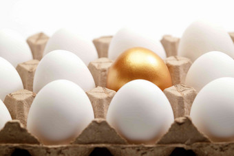 一盒鸡蛋中的金蛋排列高质量相片