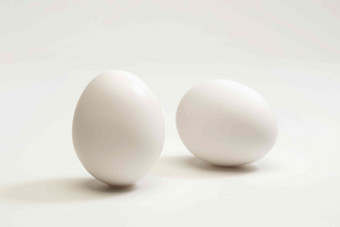 <strong>白色</strong>背景下的两个鸡蛋营养拍摄