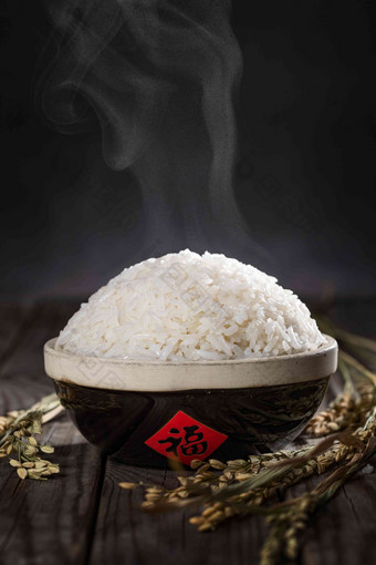 一碗热气腾腾的米饭熟的清晰拍摄