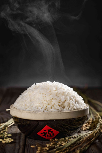 一碗热气腾腾的米饭垂直构图高质量照片