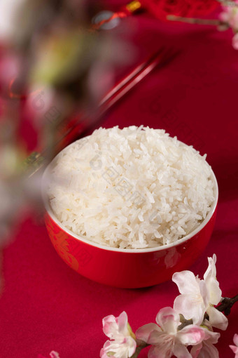中国传统特色米饭绢花氛围摄影图