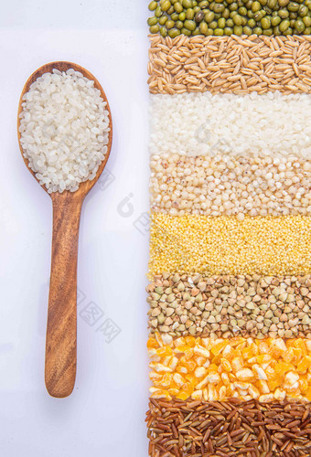 <strong>五谷杂粮</strong>平铺和盛满大米的木匙充满的氛围图片