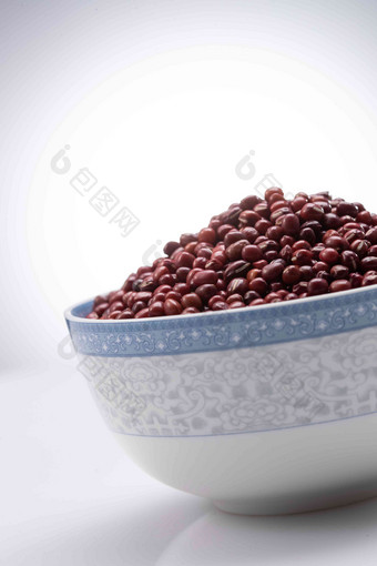 灰色背景下的一碗红豆粗粮写实影相
