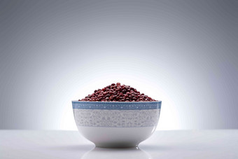 灰色背景下的一碗红豆碗氛围摄影图