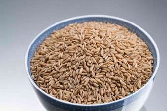 灰色背景下的一碗燕麦米充满的高质量素材