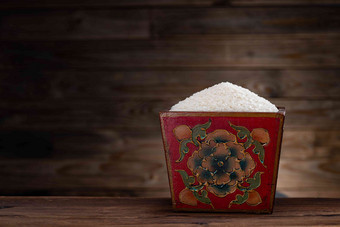 中国元素木盆装满大米桌面氛围拍摄
