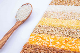 盛满大米的木匙和五谷杂粮干净高端摄影图