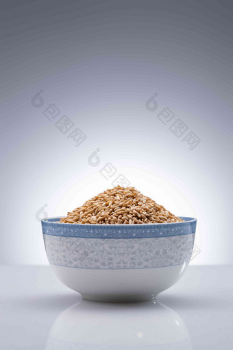 灰色背景下的一碗燕麦米
