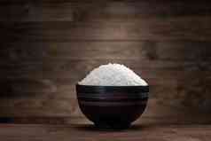 木质桌面上的一碗米饭