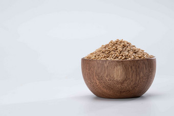 木碗装满燕麦米