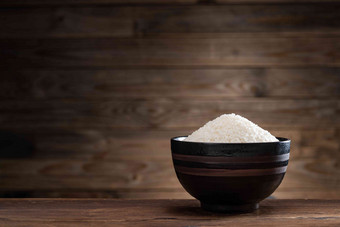 木质桌面上的一碗大米