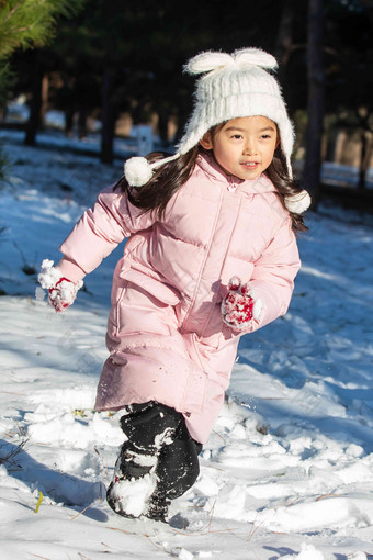 快乐的小女孩在雪地里玩耍女孩高端场景