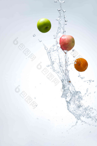 水中的水果维生素相片