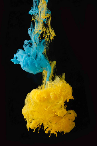 蓝色和<strong>黄色</strong>墨水在水中流动氛围影相